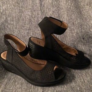 Clark brand reedly jump black sandals.